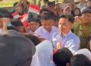 Wapres Gibran Bagi-bagi Buku dan Susu untuk Masyarakat di Depan Akmil Magelang