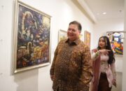Airlangga Terkesan Lukisan Kamis Pon Jogja di Pameran Seni Cahaya Cita Indonesia