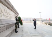 Kunjungi Monumen Tiananmen Square di Beijing China, Prabowo Letakkan Karangan Bunga