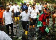 Terjun Bersihkan Sampah Kali Cipinang, Menteri LH Ajak Masyarakat Jaga Mutu Air Sungai