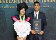 Viral! Penjual Tas Keliling Kuliahkan Putrinya hingga Wisuda, Netizen Auto Mewek