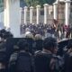 Mereka Ingin Tahu Sebetulnya Apa yang Sedang Terjadi