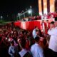 Momen Prabowo Peluk dan Cium Anak-anak saat Karnaval HUT ke-80 RI di Monas
